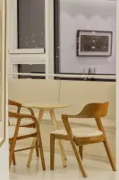 도심 야경이 펼쳐지는 원목 라운지 공간